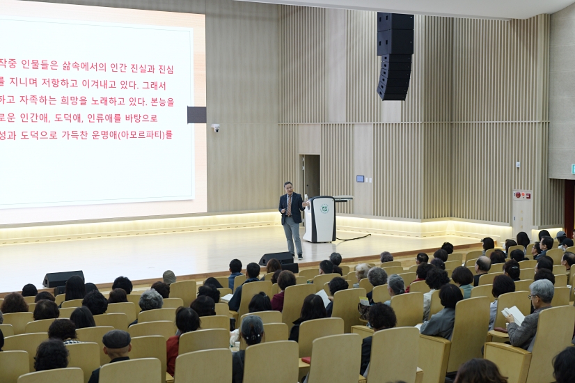 4월 9일 임영 선생님 "존 스타인벡이 추구한 이상향과 도덕적 인간 - 존 스타인벡『분노의 포도』" 강의사진 첨부 이미지